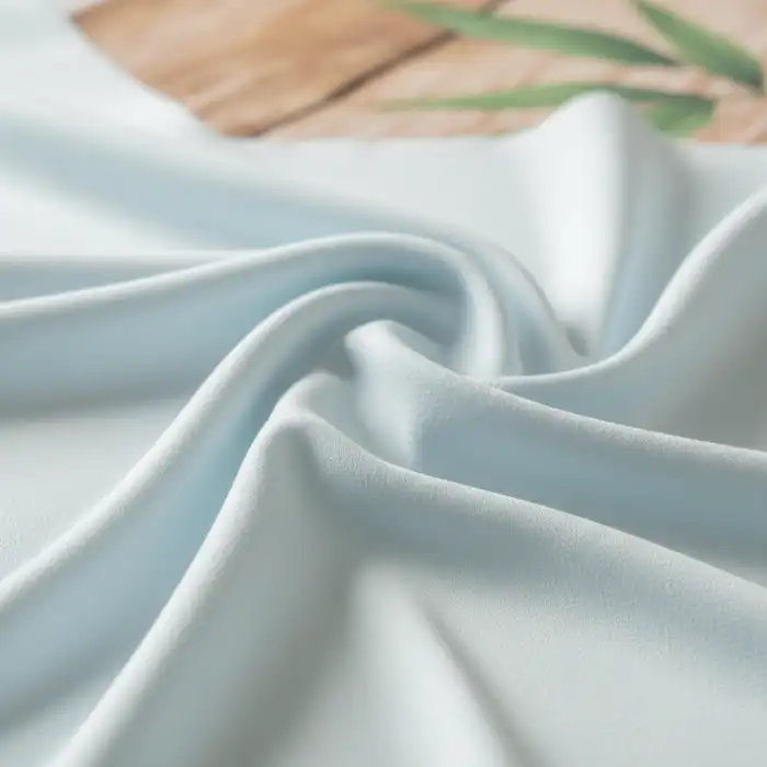 Czy wiskoza to dobry materiał? Poznaj zalety i wady tej tkaniny – warto mieć ją w szafie! Płynna tkanina wiskozowa obok warszawskiej architektury – czy wiskoza to dobry materiał?