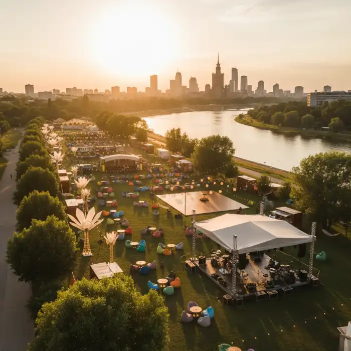 Splot Słoneczny Warszawa: Słoneczne Imprezy w Lunaparku Widok na teren imprezy Splot Słoneczny Warszawa z rzeką Wisłą w tle.